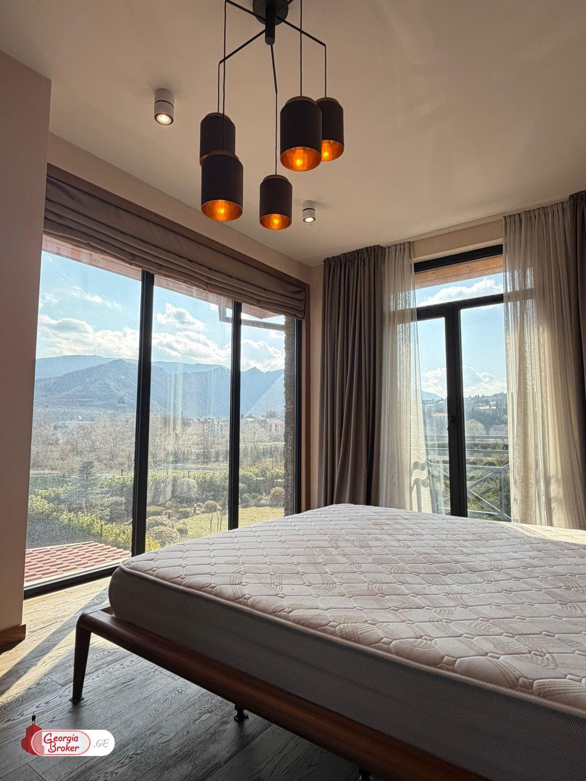 იყიდება ახალი გარემონტებული 7 ოთახიანი სახლი